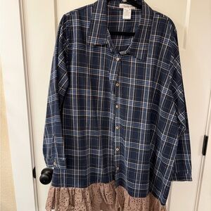 Chic Navy Plaid Button Down Shirt with Brown Hem
